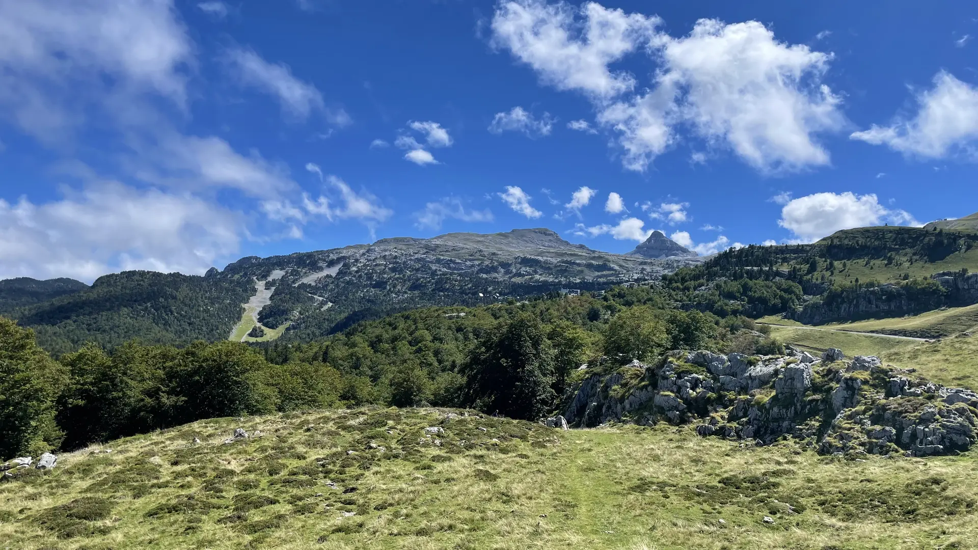 Promenade sur les crêtes avec vue sur le Pic d'Anie à La Pierre Saint-Martin