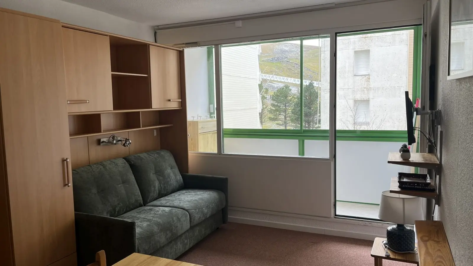 STUDIO BATS - Pièce principale vue balcon