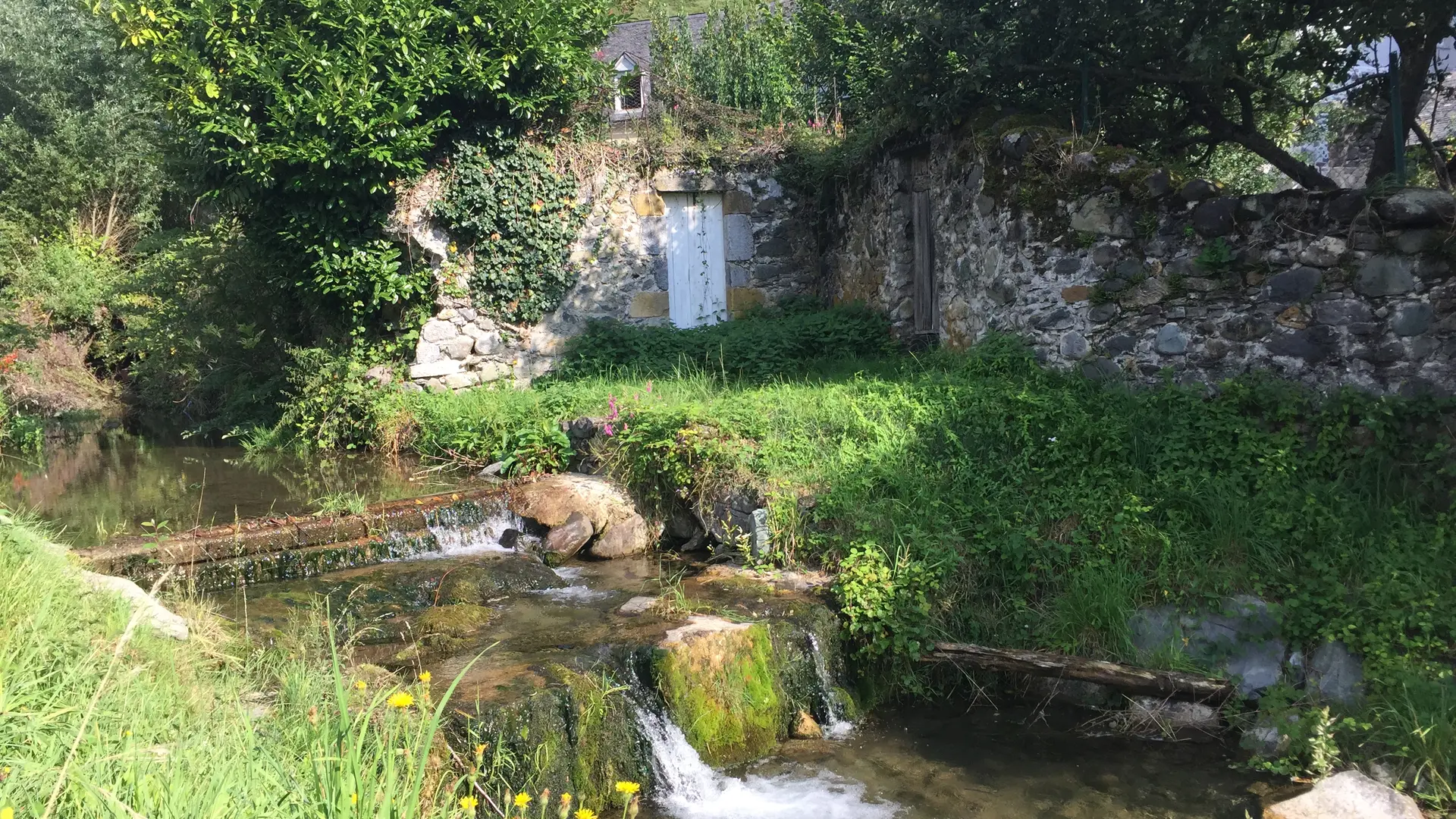 Gîte LES HIRONDELLES- vue ruisseau côté parking