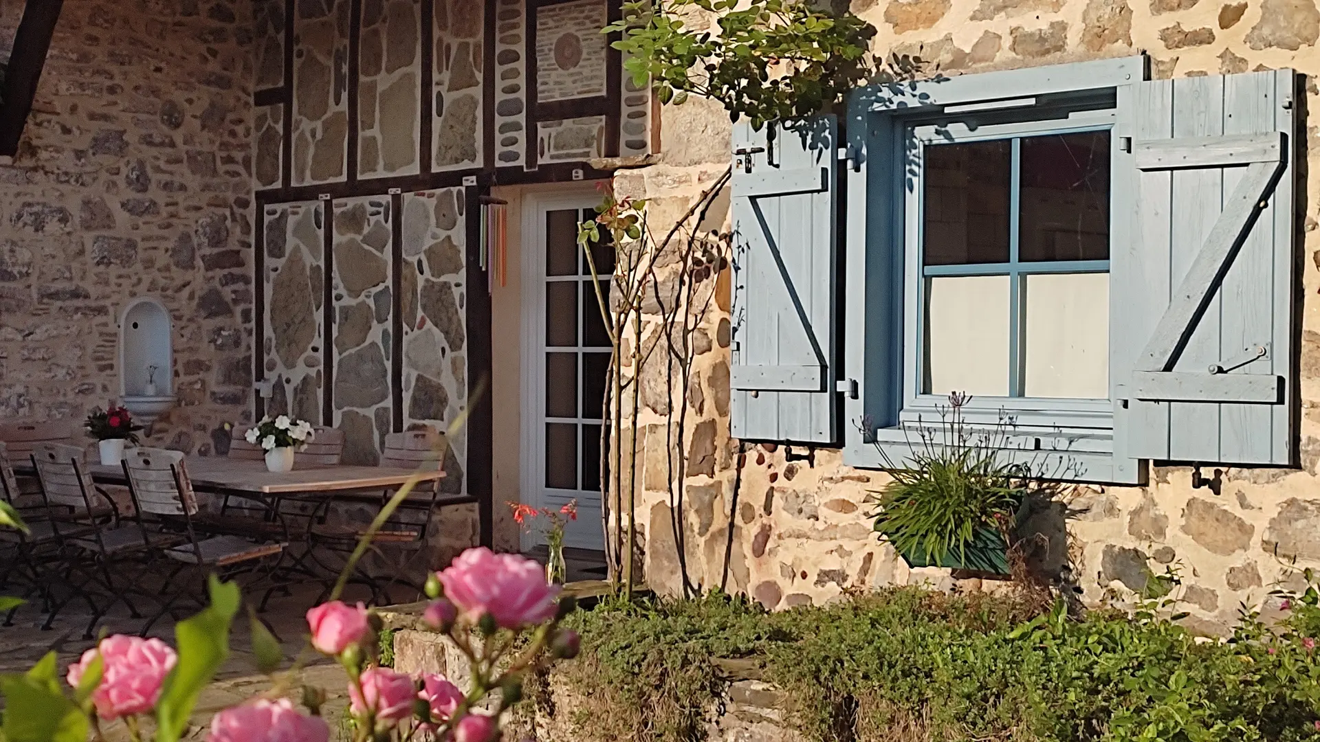 La terrasse à l'arrière de la maison