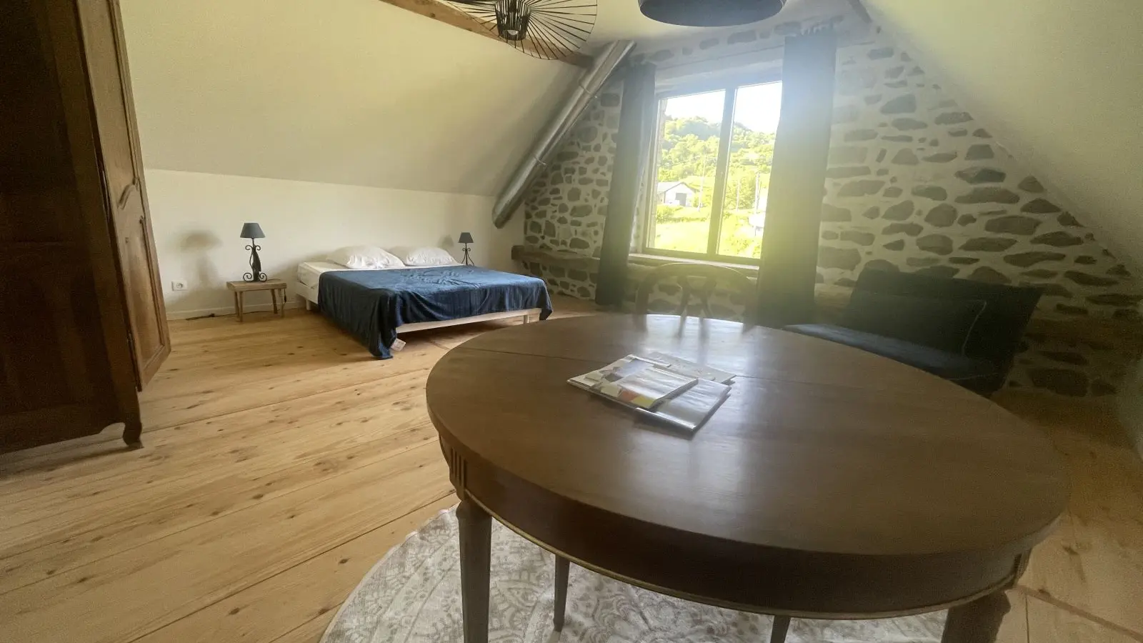 grande chambre avec table de travail