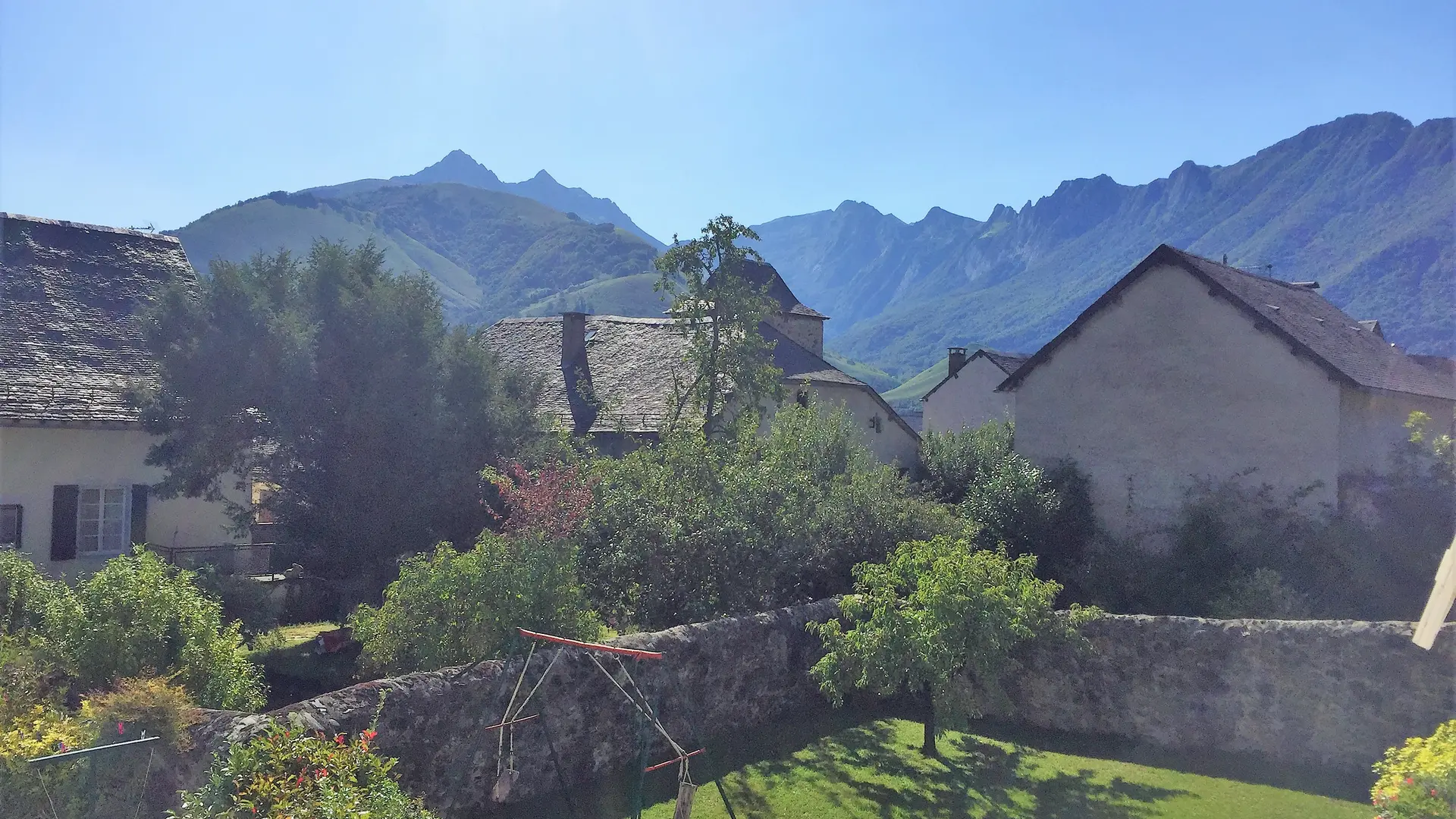 Gîte LES HIRONDELLES- jardin