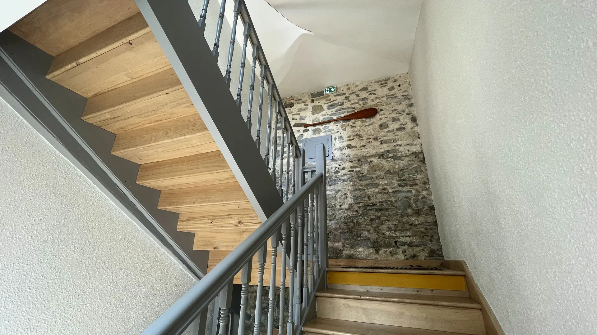 Gite du Centre Nautique de Soeix - Escalier menant aux dortoirs