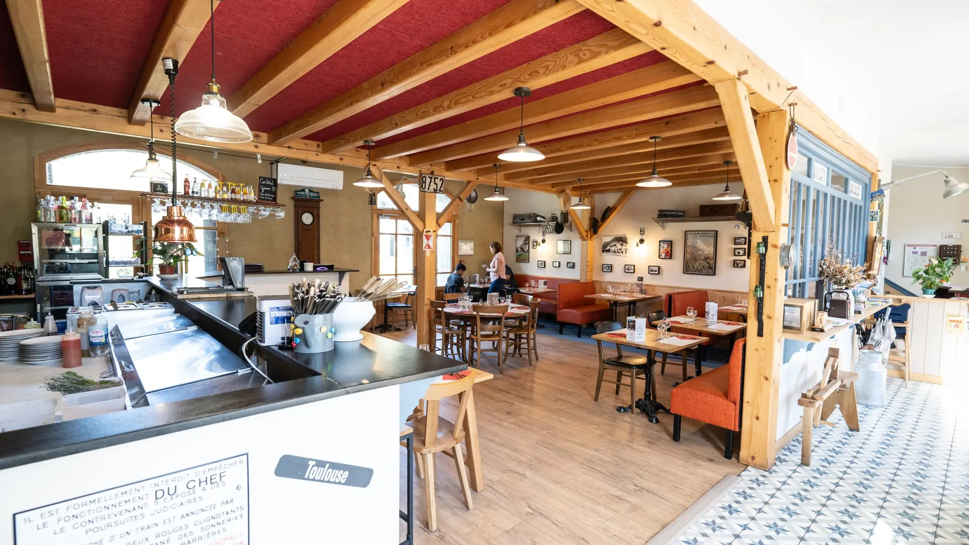 LA TRANSHUMANCE - Salle de restaurant (P-Meyer-AE-Medias-Parc-national-des-Pyrenees-62)