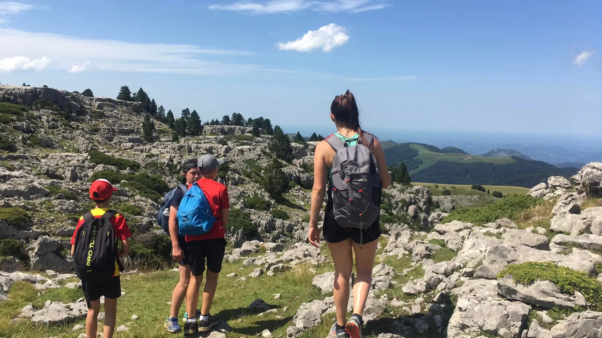 Jeune groupe en randonnée à La Pierre Saint-Martin