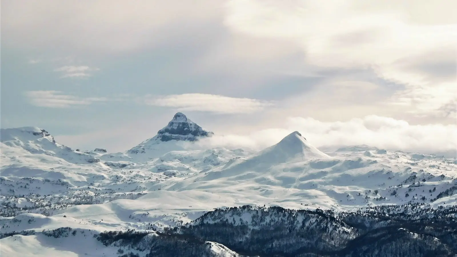 Vue sur la Pierre Saint-Martin depuis Issarbe