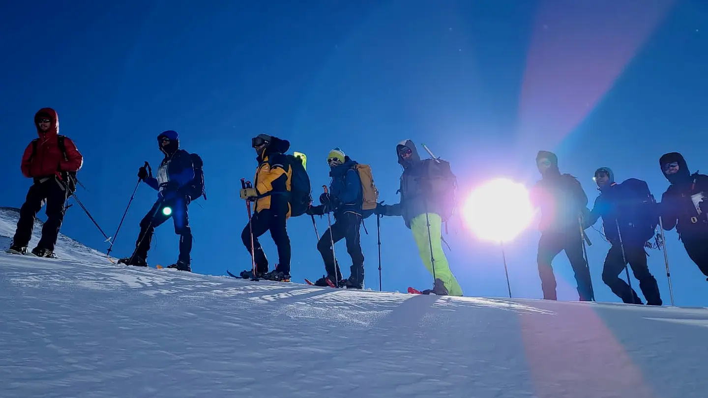 Montagne d'hiver en raquettes à neige