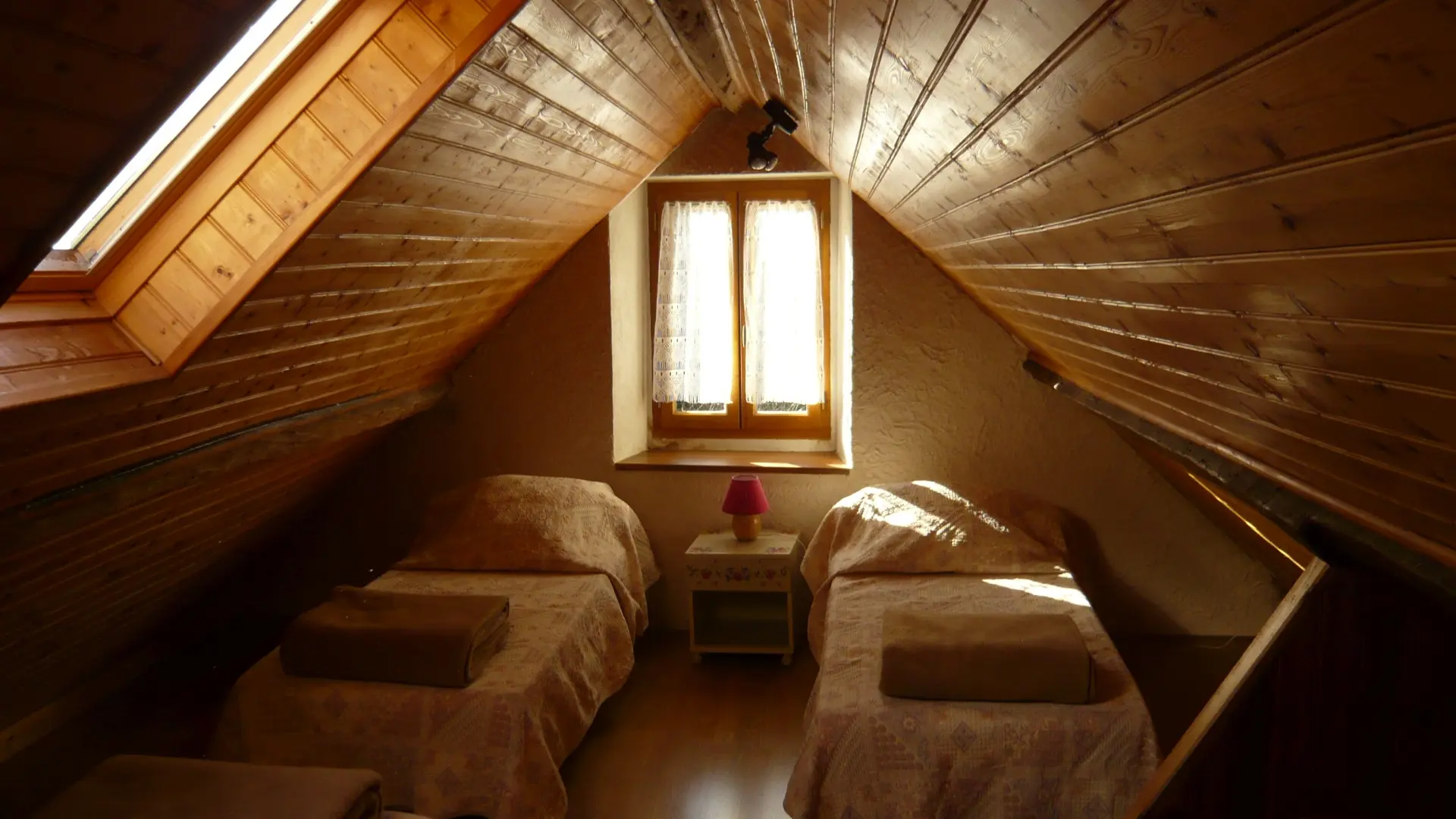 Les-Trois-Maisons-Petit-gite-Chambre-II