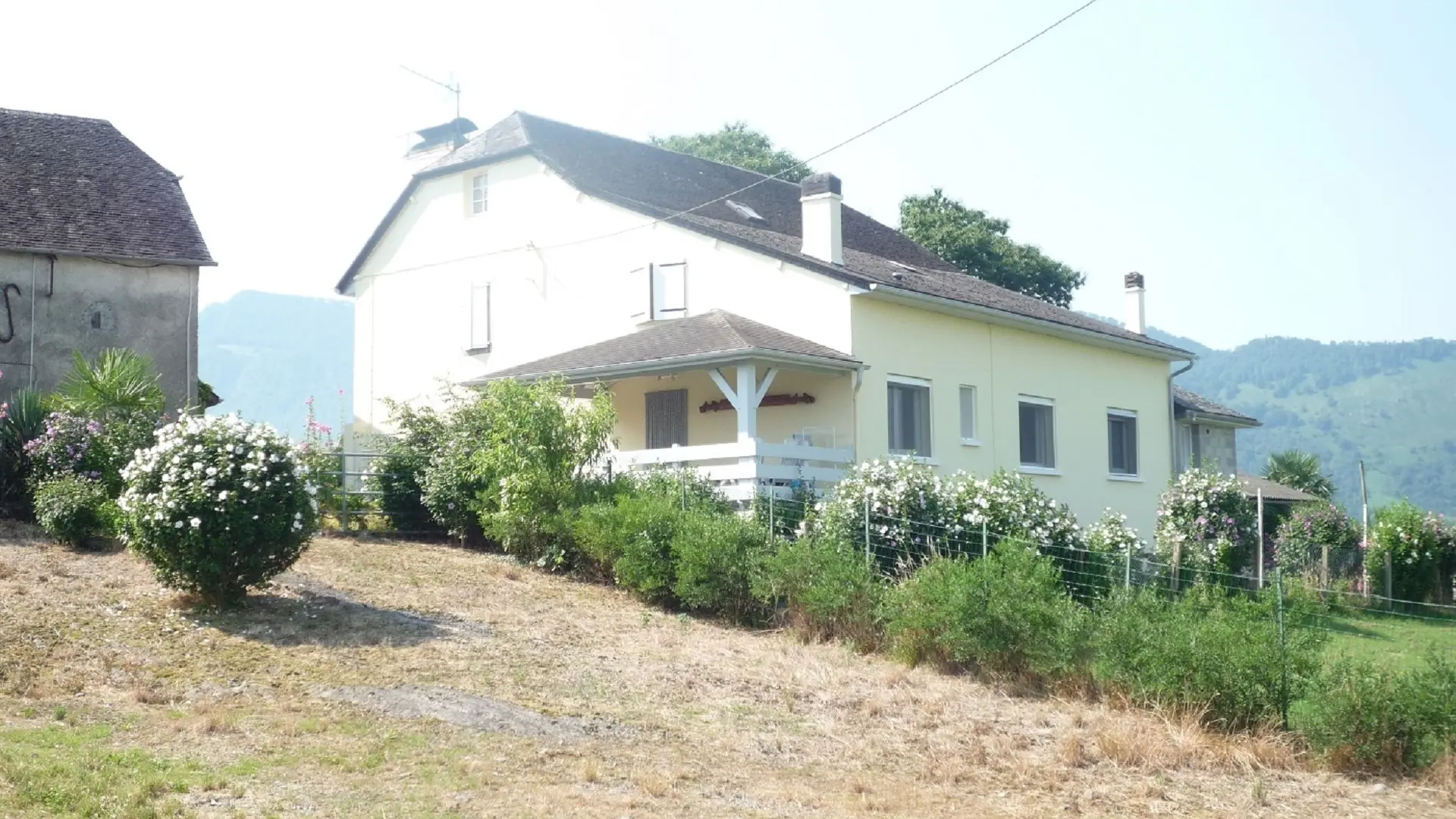 Vue de la maison côté gîte.