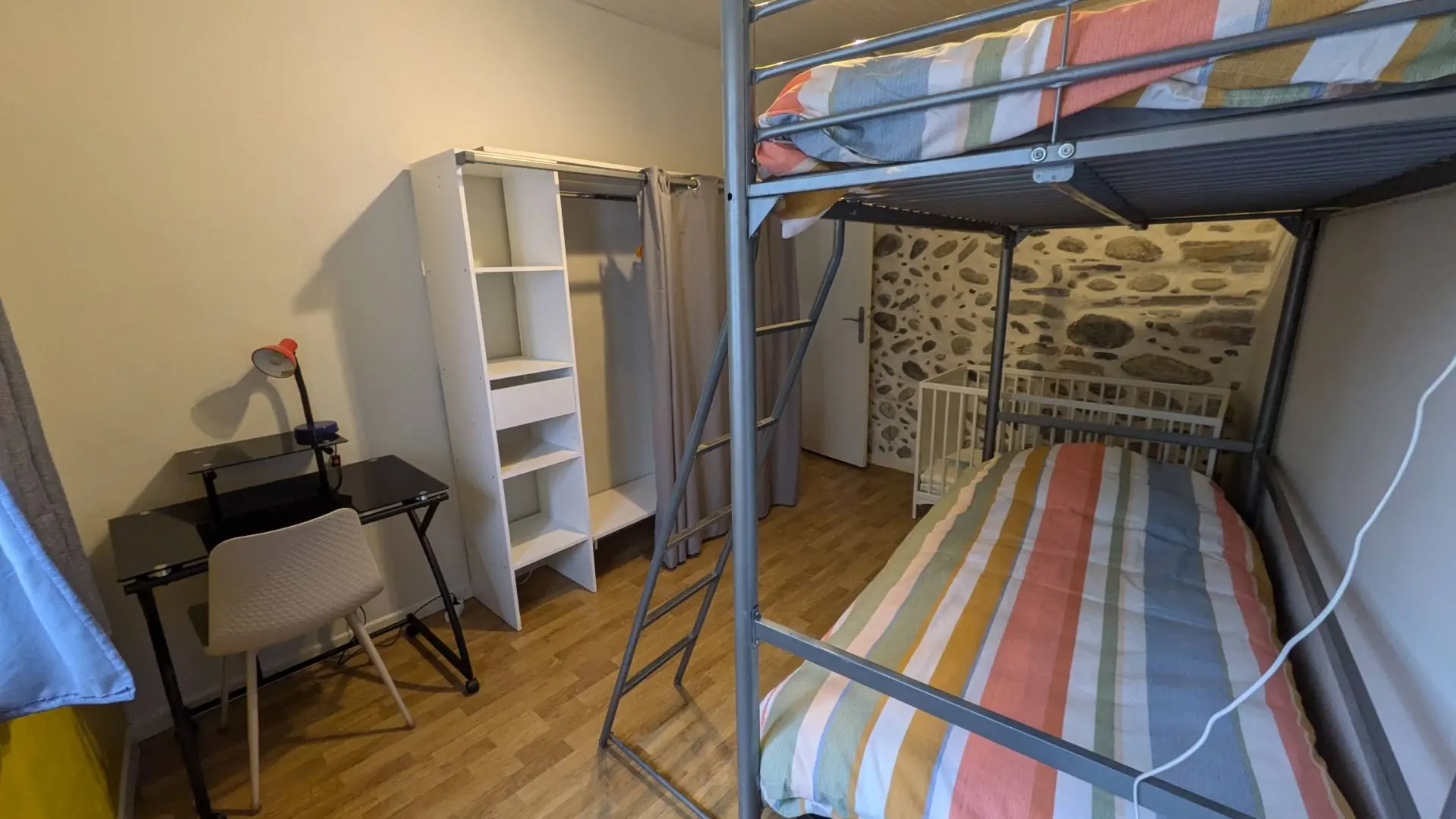 Chambre 2 - espace bureau