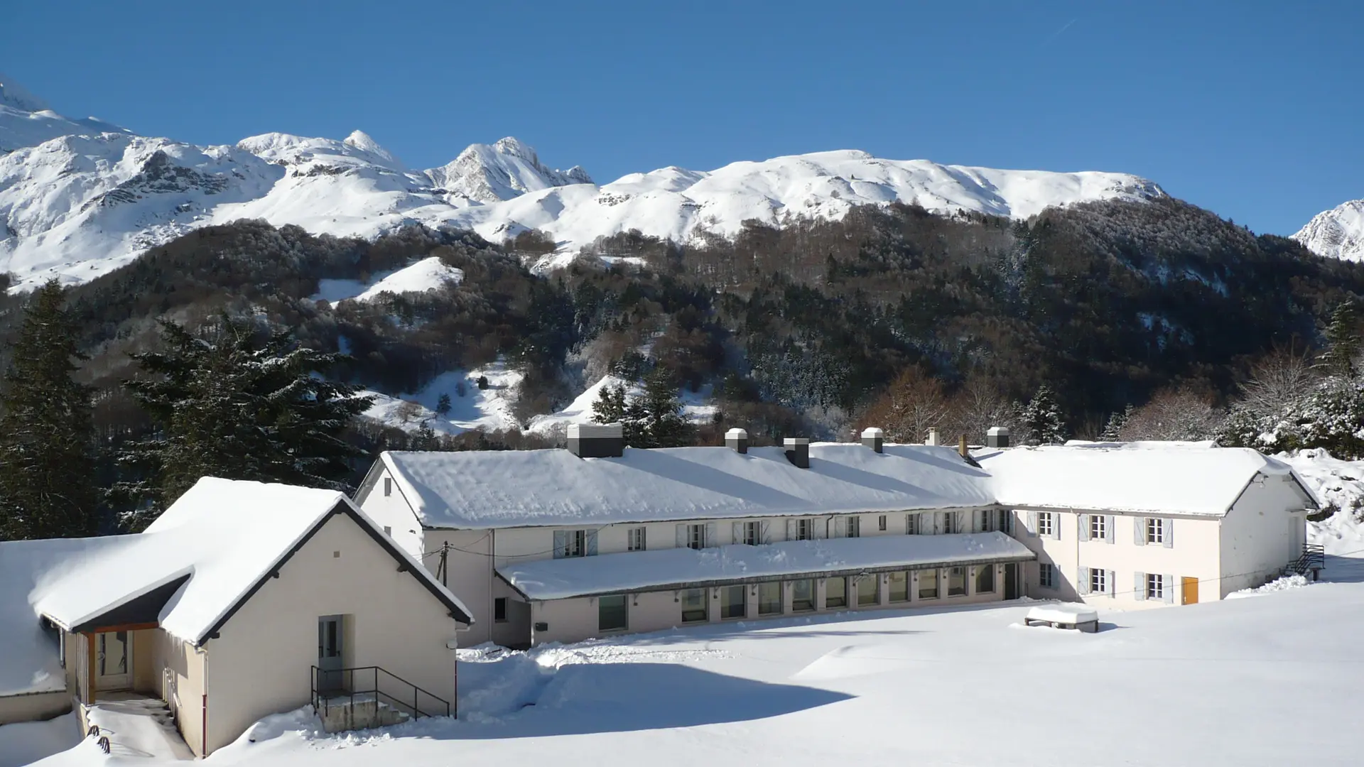 Vue extérieure du chalet en hiver