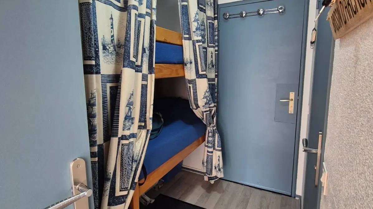 Lit superposé dans alcôve