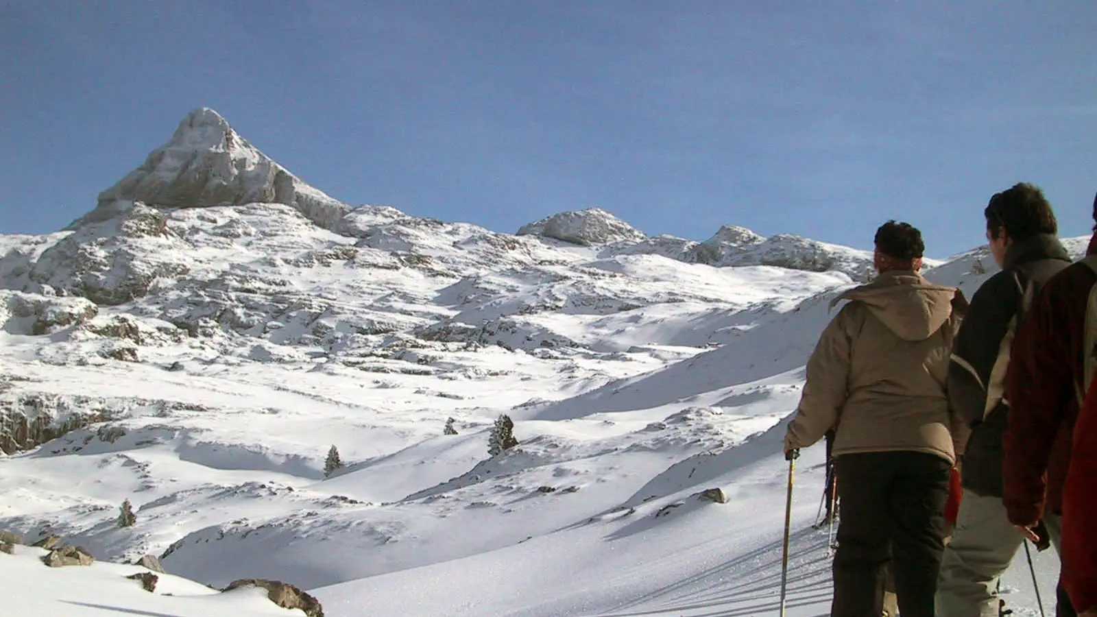 Randonnée raquettes à neige, vue sur le Pic d'Anie