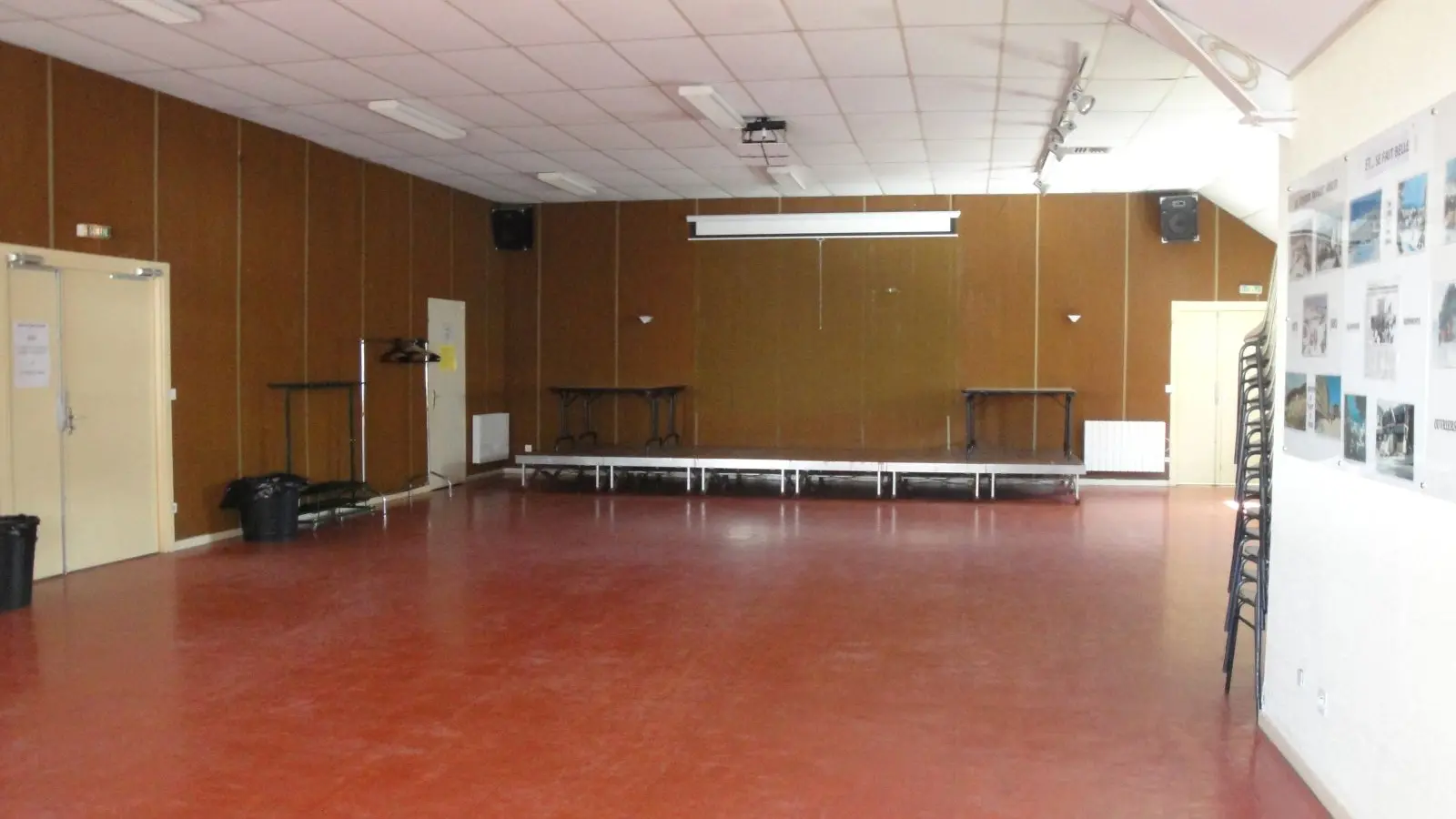 Salle équipée d'un vidéo projecteur à La Pierre Saint-Martin