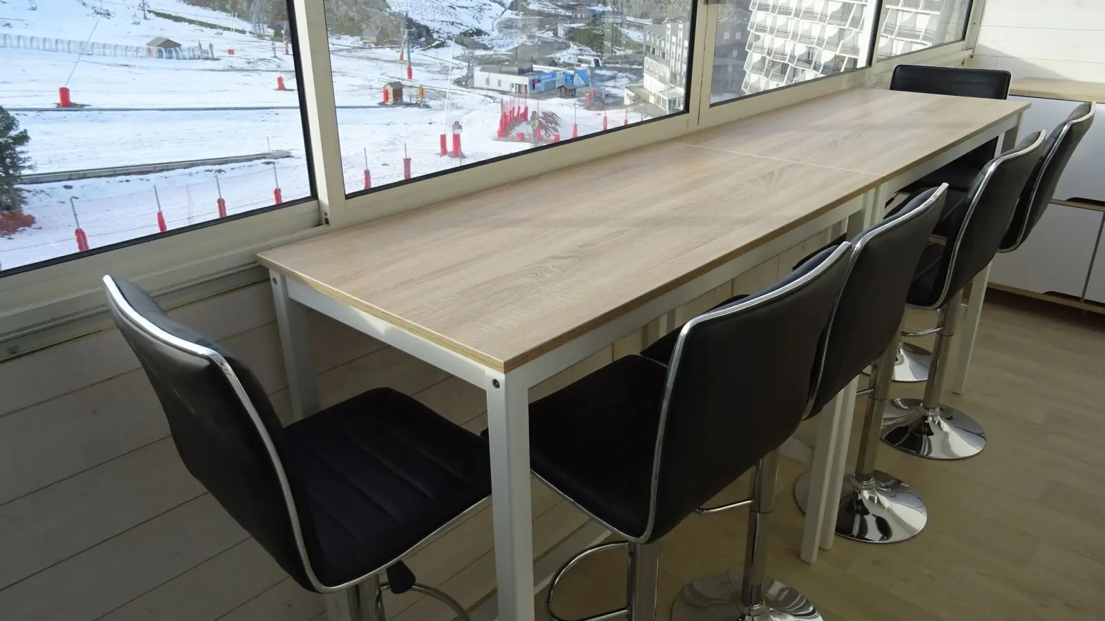 Table bar avec tabourets