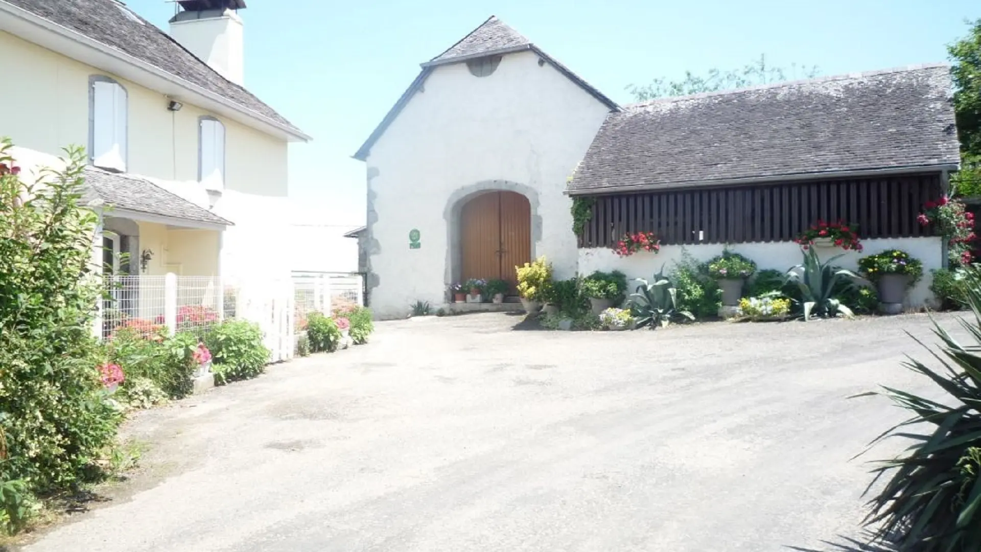 Cour de la ferme. Le gîte étant à l'arrière.