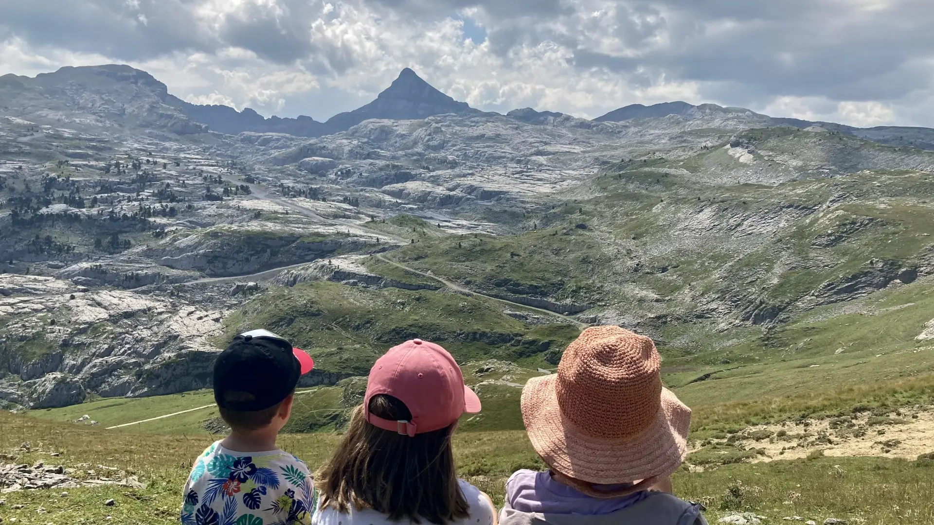 Parcours Tèrra Aventura avec vue sur le Pic d'Anie