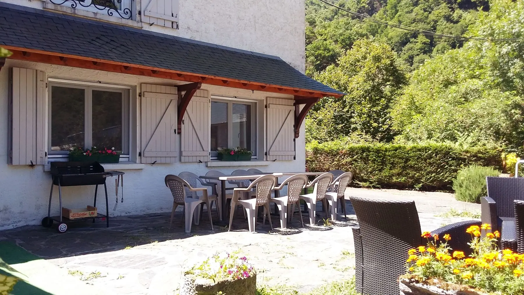 la terrasse et le salon de jardin