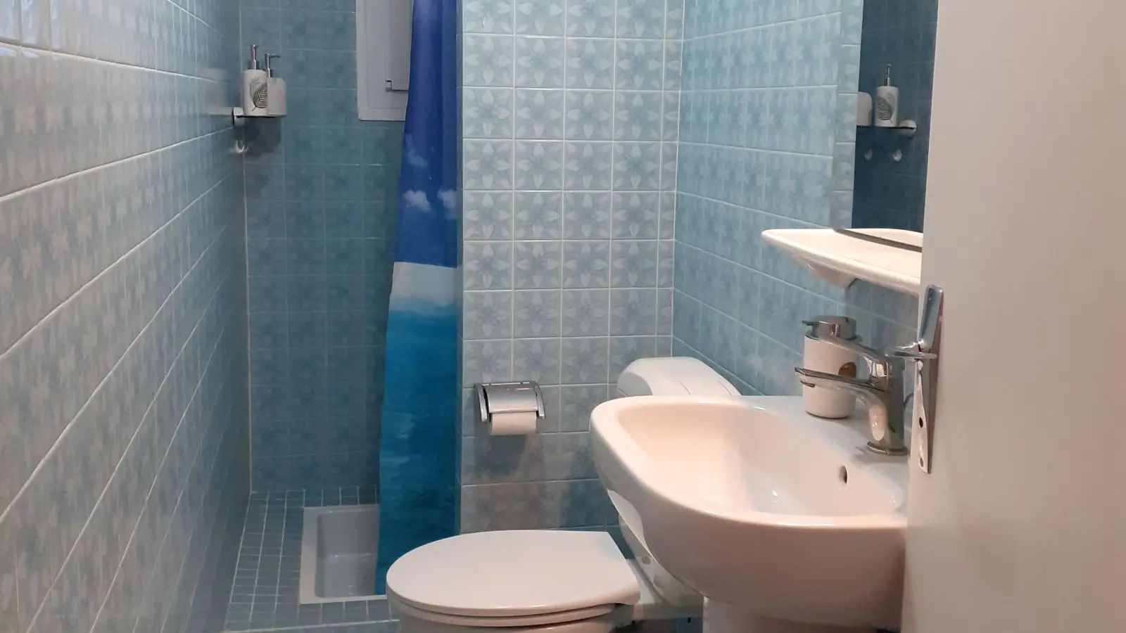 Salle d'eau avec lavabo, douche et wc.