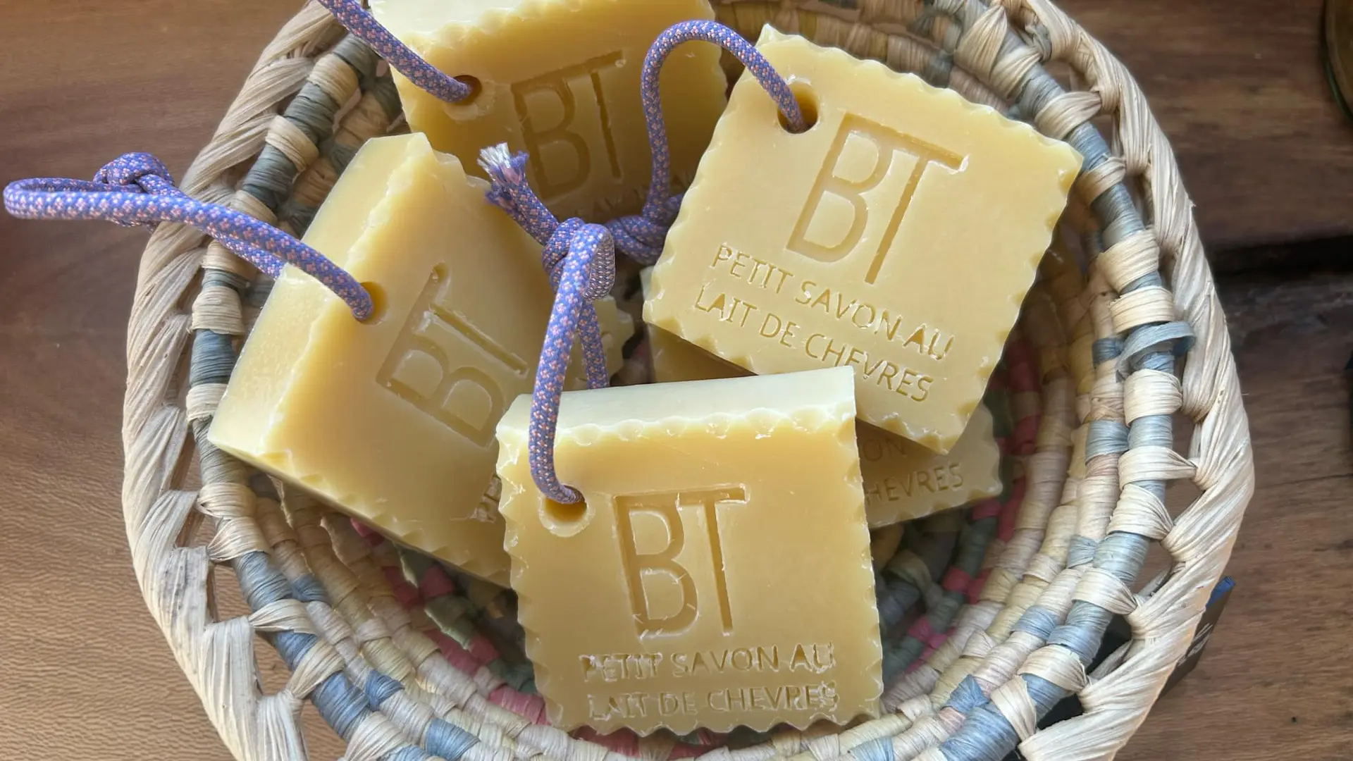 Savon nature au lait de chèvre à la Ferme Bidalot à Issor