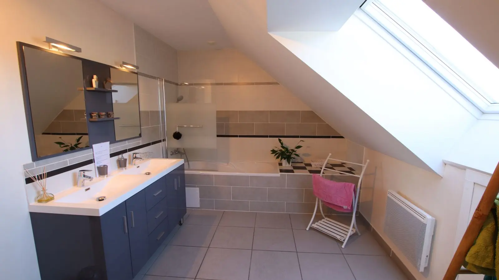 Autre vue de la salle de bain étage