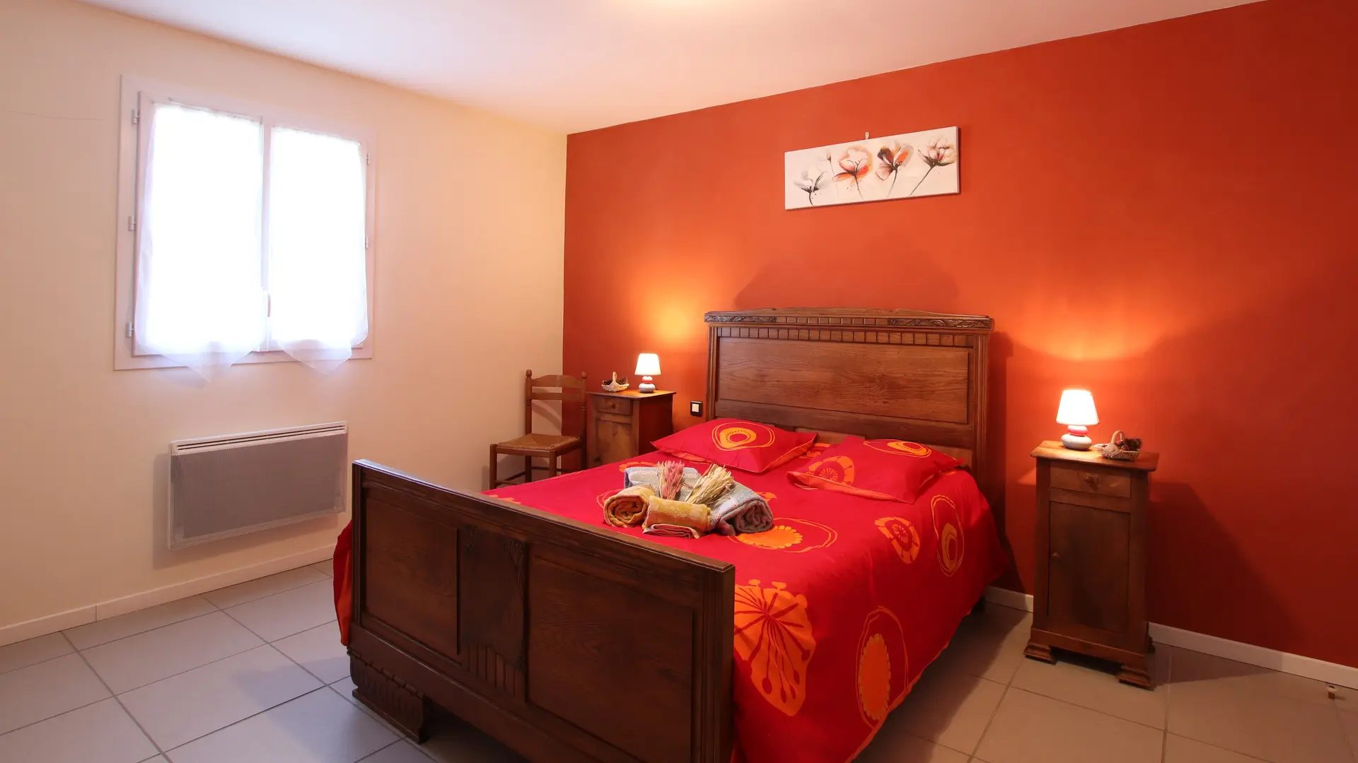 autre vue de chambre rouge  avec 1 lit double et 1 lit simple