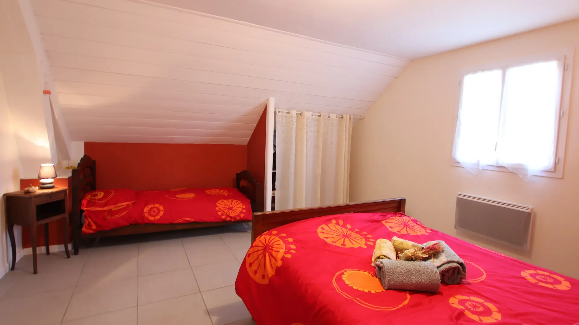 chambre rouge  avec 1 lit double et 1 lit simple