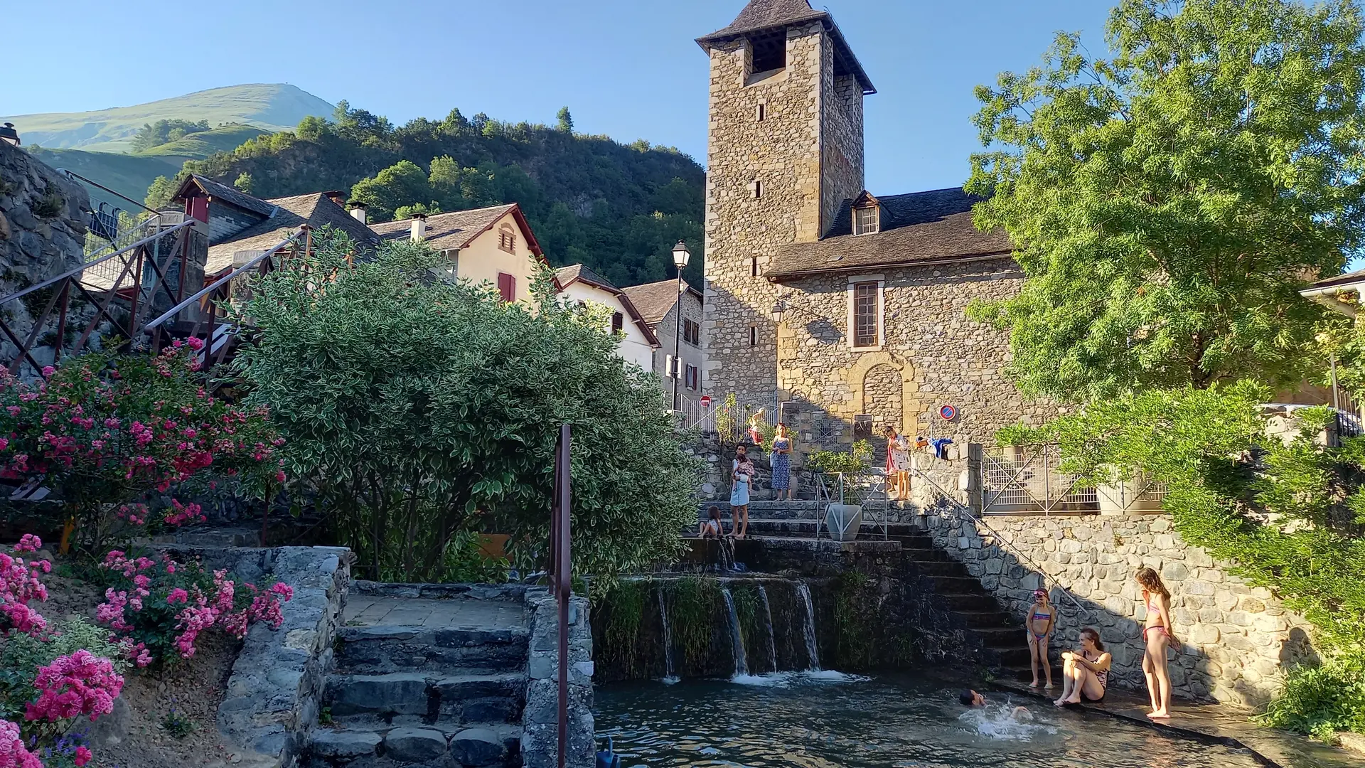 Rivière L'Arricq, possibilité de baignade dans le village