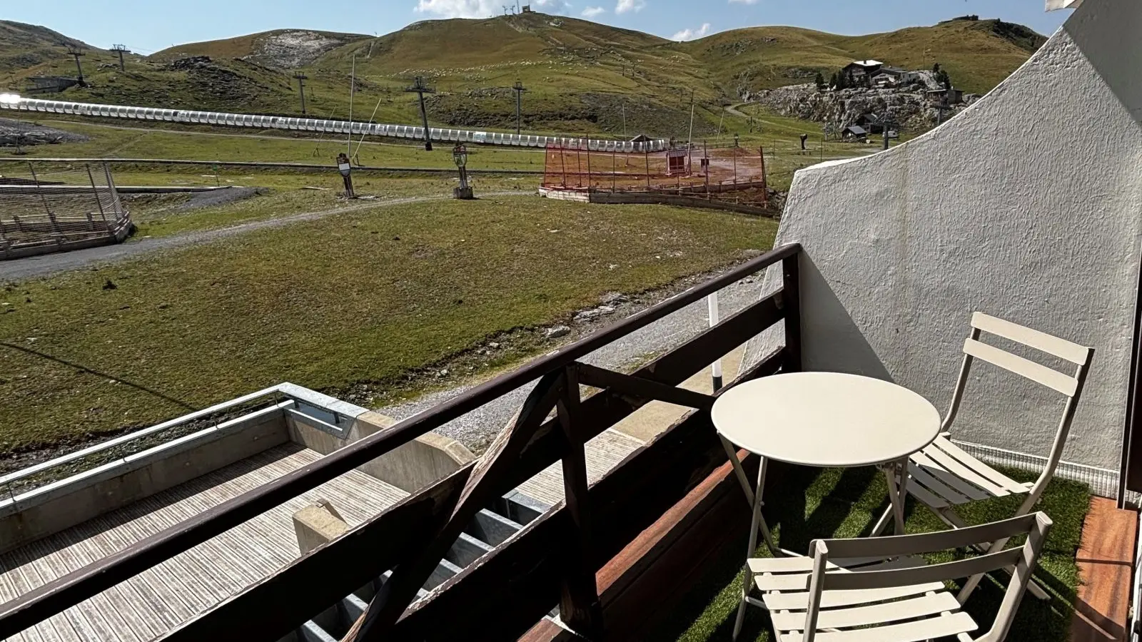 Balcon vue et pieds des pistes