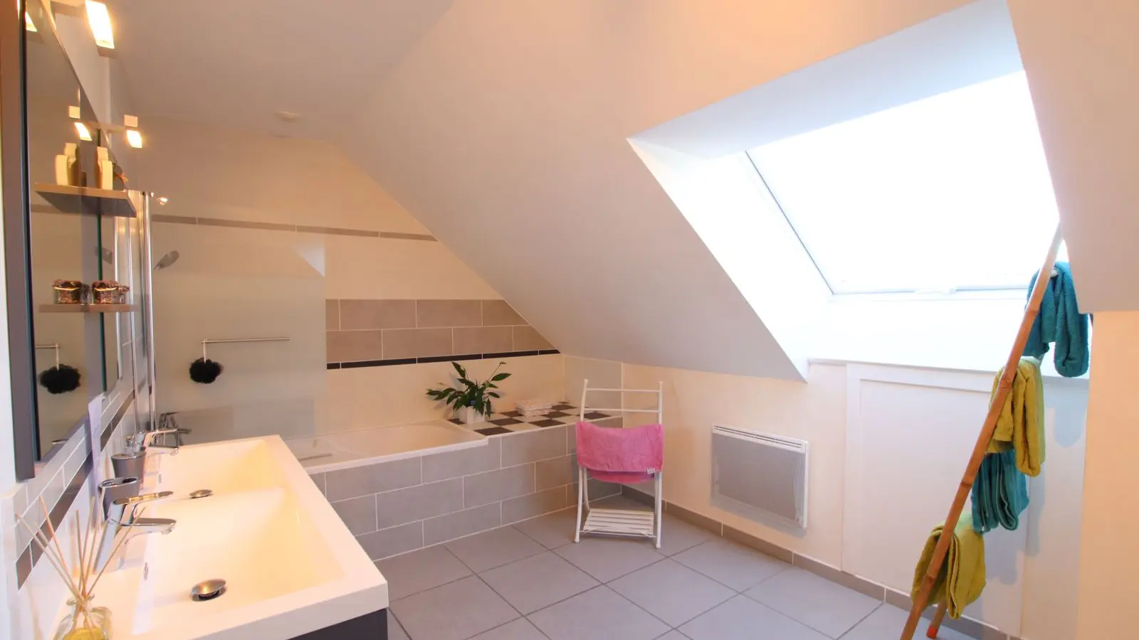 Autre vue de la salle de bain étage