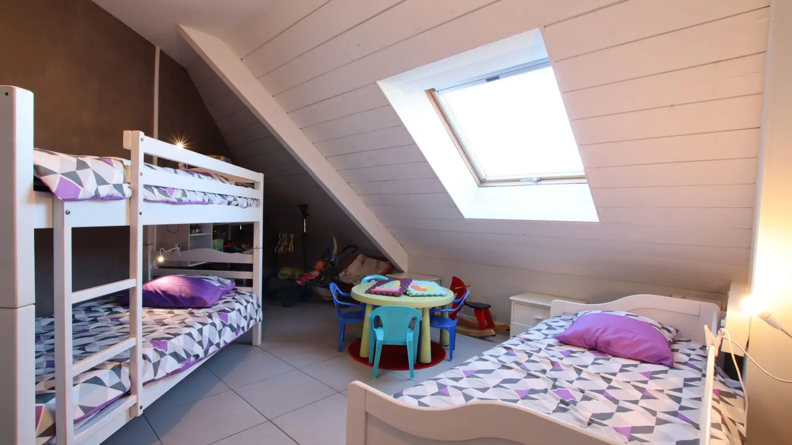 Chambre avec 2 lits superposés et 1 lit simple