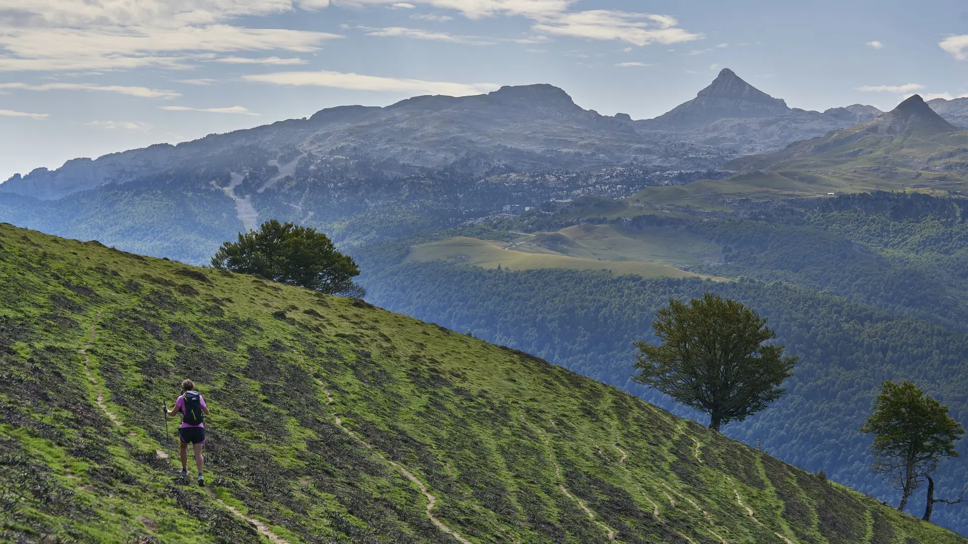 Randonnée à Issarbe avec vue sur le massif de La Pierre Saint-Martin