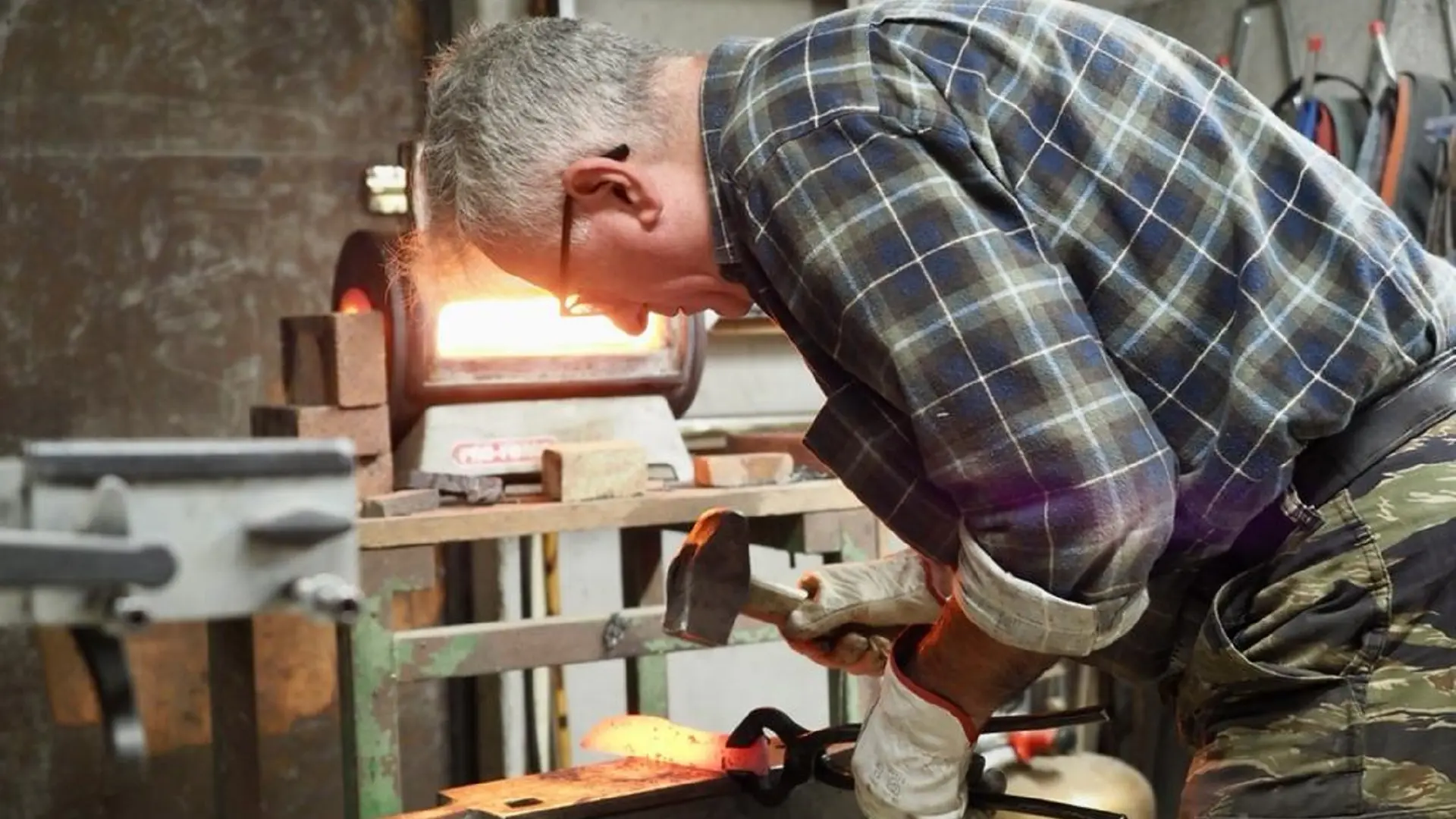 Salvador Sanchis dans son atelier 2S Couteaux à Bedous