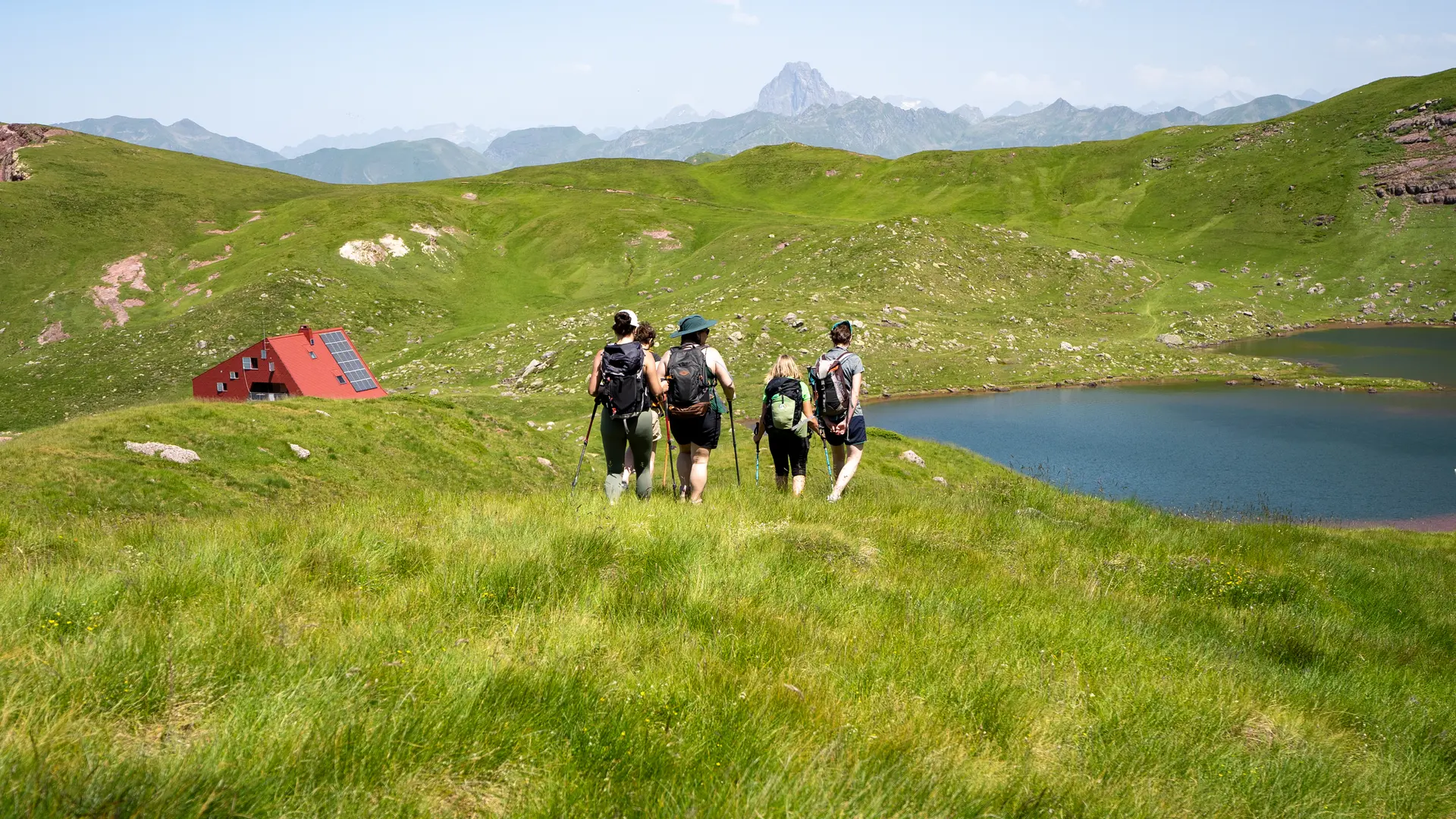 Randonneurs près du refuge d'Arlet