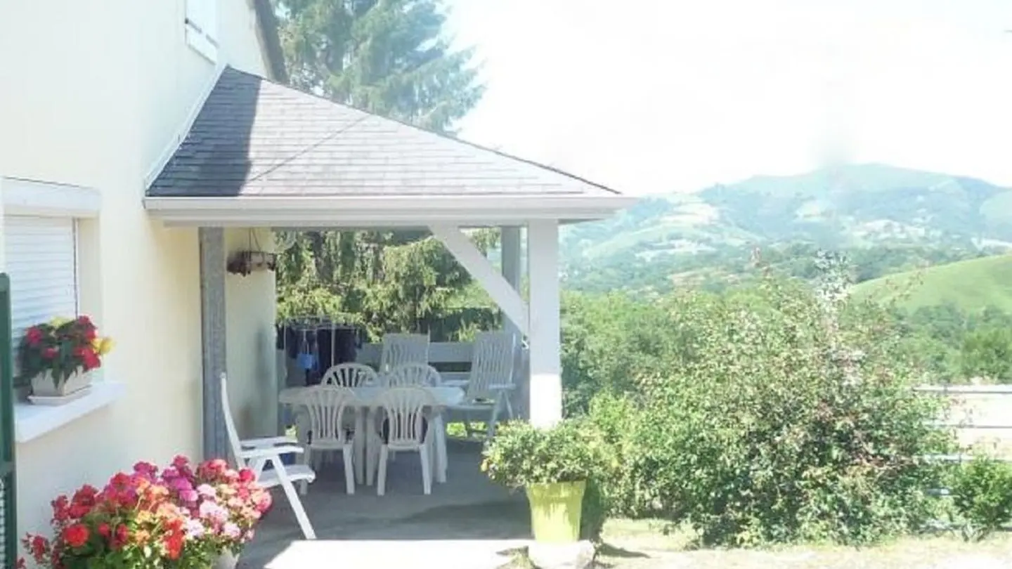 Terrasse couverte donnant vers la cuisine au rez de chaussée.