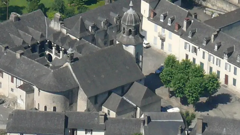 7- Vue aérienne de l'ensemble église, cloître