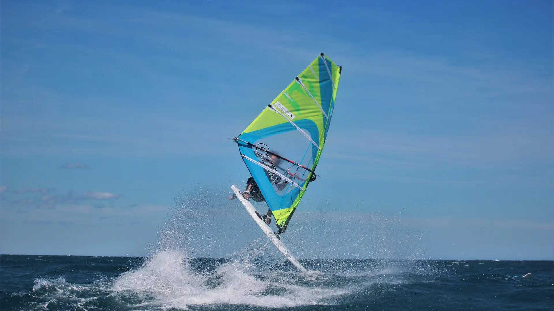 CENTRAL-WINDSURF14