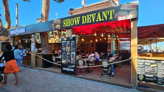 SHOW DEVANT