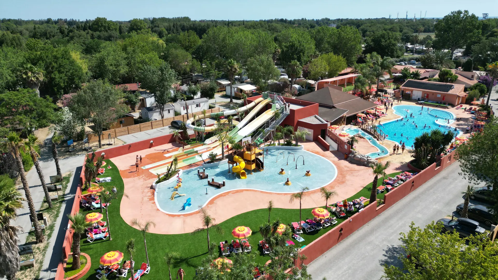 Drone parc aquatique vue latérale