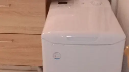 Salle de bain avec machine à laver le linge
