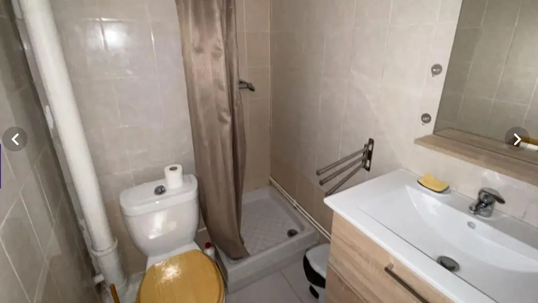 Salle de bain avec WC