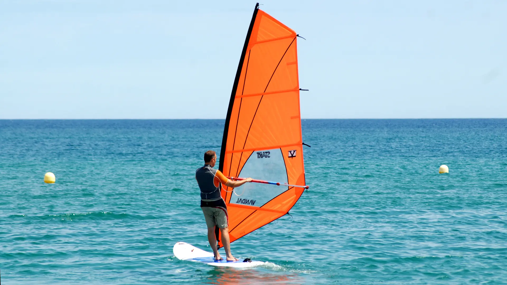 argeles-club-emeraude-plancheavoile-location-windsurf-rent-class-cours