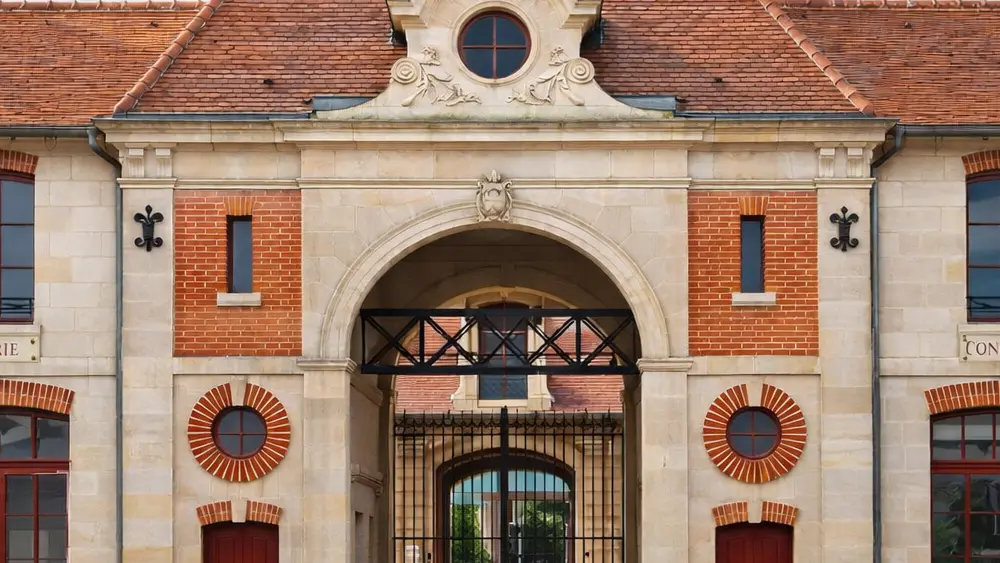 Hostellerie du Haras - Façade historique avec arc et fenêtres c