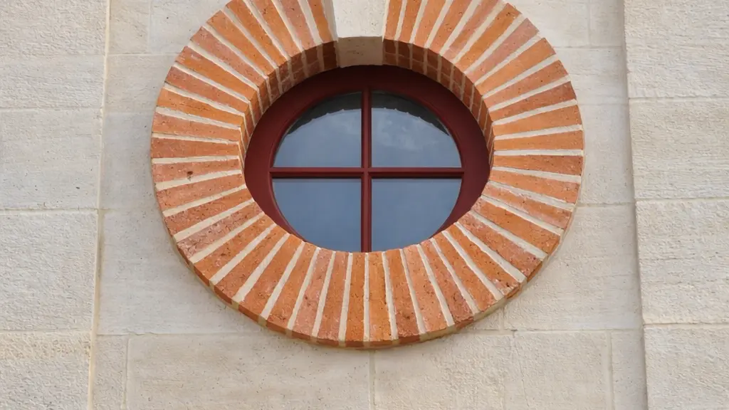 Hostellerie du Haras - Fenêtre circulaire sur mur en pierre
