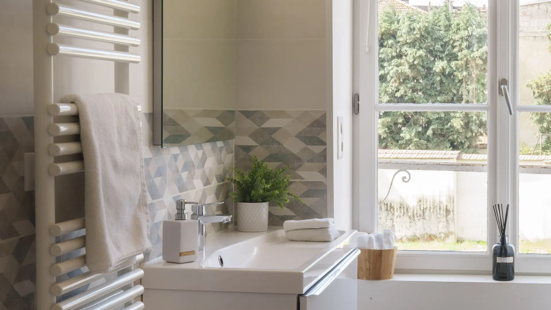 Grande salle de bain avec douche et baignoire