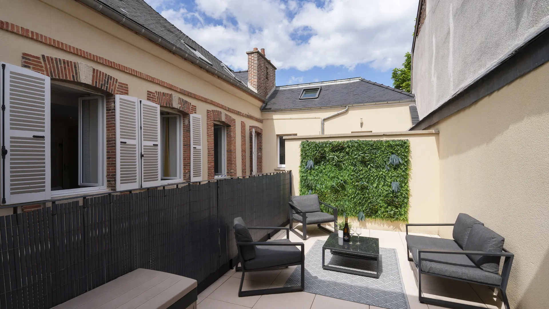 Grande terrasse sans vis à vis, rare sur le secteur !