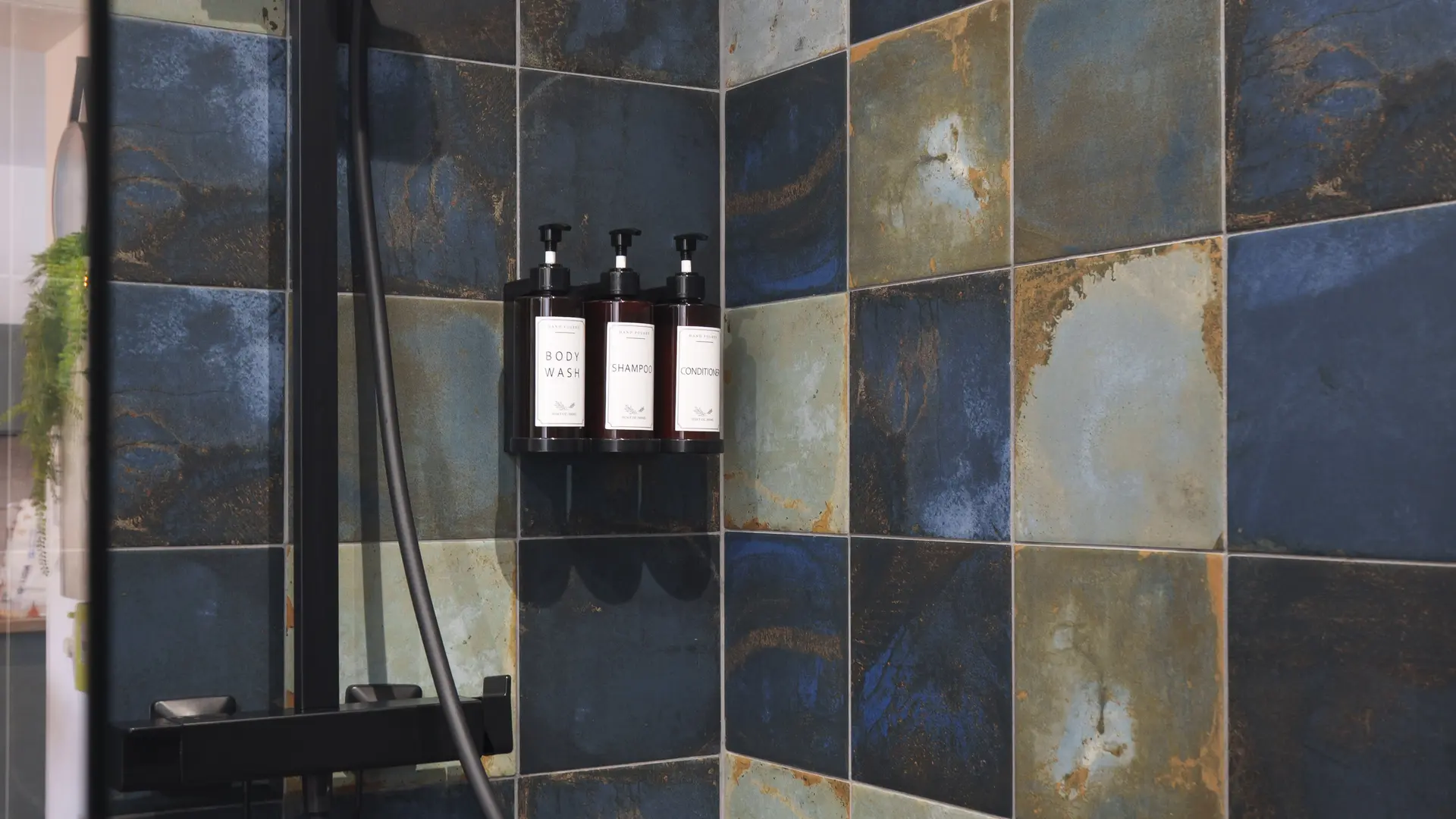 Douche à l'italienne - gel douche, shampoing et après-shampoing à disposition