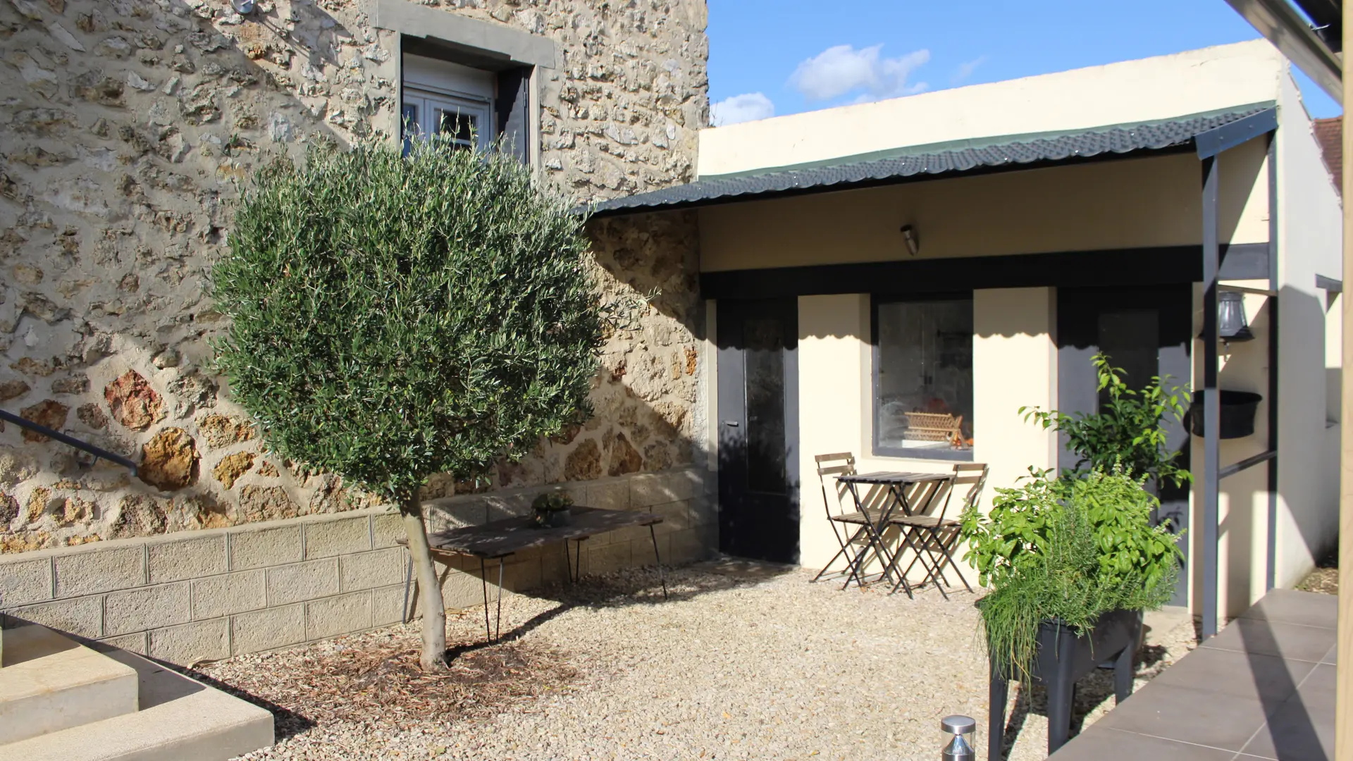 L'entrée et l'arrière du gîte