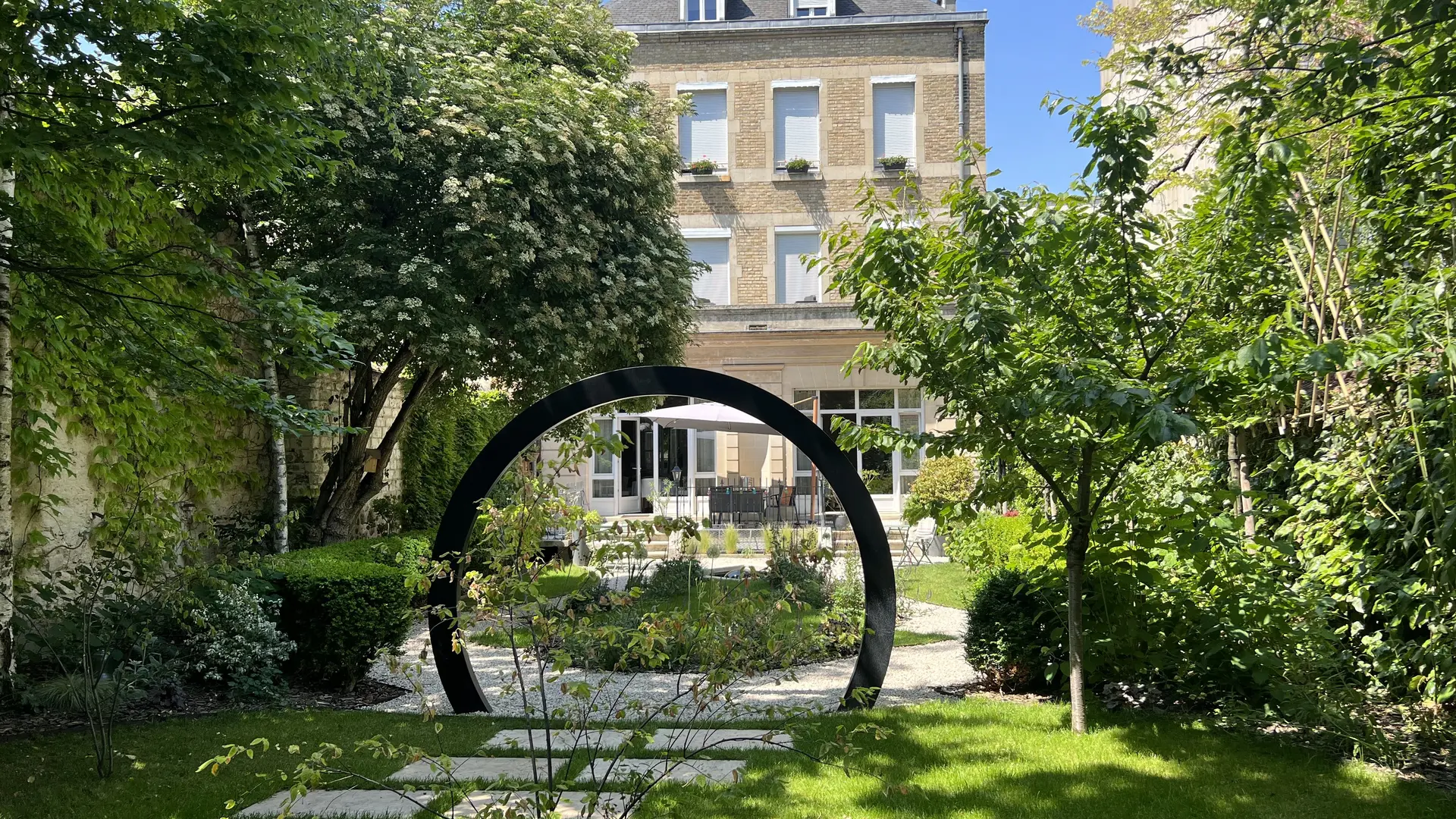 Jardin en été Chambres d'hôtes La Demeure des Sacres Reims