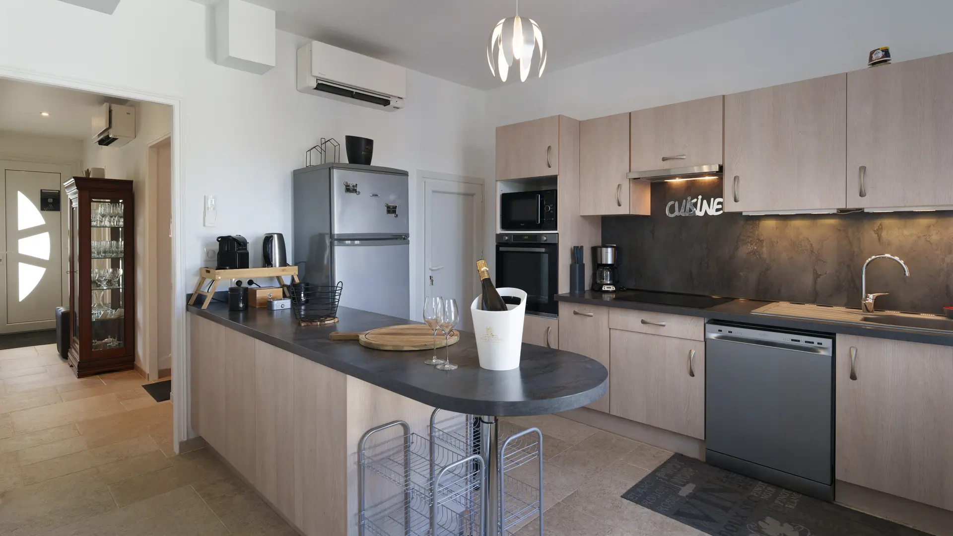 Cuisine équipée, cafetière nespresso, lave-vaiselle